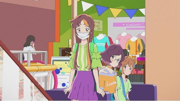 姉のジュリ(声：中島愛)と妹のマリ(声：諸星すみれ)と共にショッピングモールを訪れるスマイル