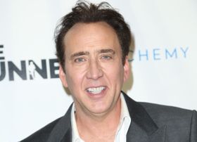 ニコラス・ケイジ、5人目となる妻とレッドカーペットを歩く