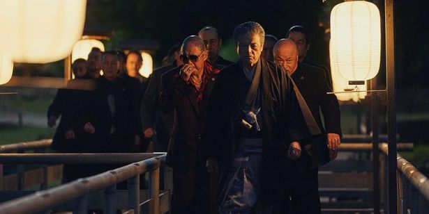 三浦友和演じるヤクザの組長の冤罪を証明するというミッションが探偵たちに突きつけられる