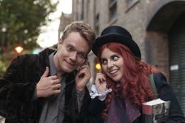 ビーニー・フェルドスタイン主演『ビルド・ア・ガール』の場面写真が解禁に