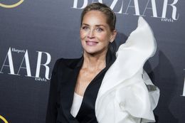 第74回カンヌ国際映画祭で華やかなドレス姿を披露したシャロン・ストーン