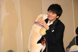 『犬部！』で共演した犬のちえに愛情たっぷりになめられた林遣都