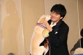 『犬部！』で共演した犬のちえに愛情たっぷりになめられた林遣都