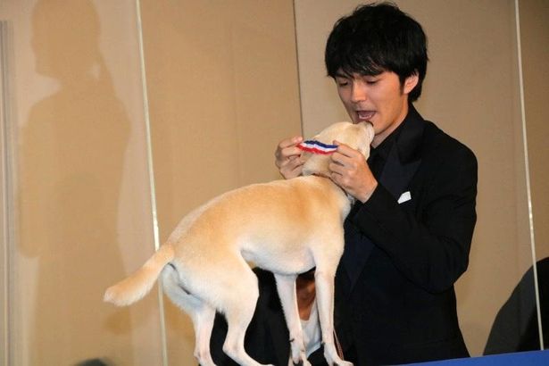 ちえに金メダルをかけて感謝した林遣都