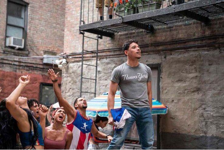 監督は『クレイジー・リッチ！』のジョン・M・チュウ(『イン・ザ・ハイツ』)