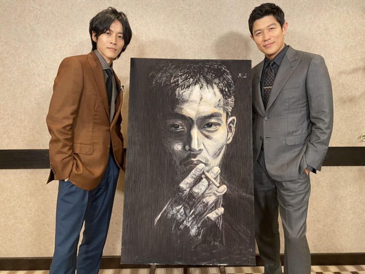 鈴木亮平が松坂桃李をリアルに描画！『孤狼の血 LEVEL2』肖像画