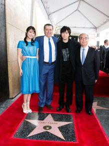 ハイム・サバン(左から2人目)を祝福する勝地涼と広瀬アリスら