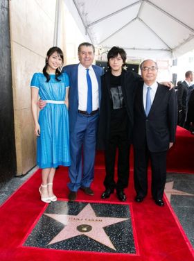 ハイム・サバン(左から2人目)を祝福する勝地涼と広瀬アリスら