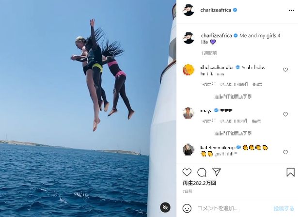 【写真を見る】家族そろって海へダイブ！シャーリーズ・セロン、2人の娘たちとリゾートで大はしゃぎ