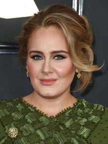 ロンドンのテロ被害者を追悼したアデル