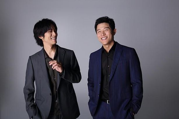 【写真を見る】映画では敵対する役柄を演じた松坂桃李&鈴木亮平、笑顔あふれるフォトセッション