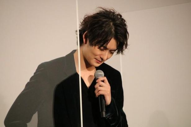 【写真を見る】西島秀俊からの言葉に思わず感涙して、うつむく岡田将生