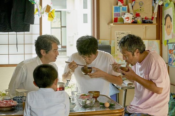 住人たちが集まりすき焼きを囲む