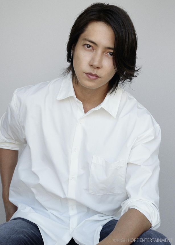 【写真を見る】山下智久が完璧主義のワイン評論家に！制作陣は「多彩で完全なアーティスト」と絶賛