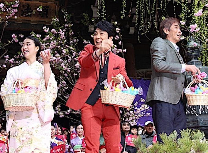 野村萬斎ら、春の花咲く京都・六角堂でヒット祈願＆投げ餅！「身の引き締まる思い」