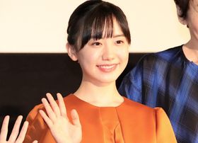 芦田愛菜、「小さな幸せがすてき」と笑顔！