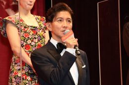 凛とした表情で挨拶する木村拓哉