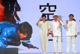 人生を握りつぶされていくスーパーの店長、青柳直人役を演じる松坂桃李の“土下座”シーンをバックにイベントが開催