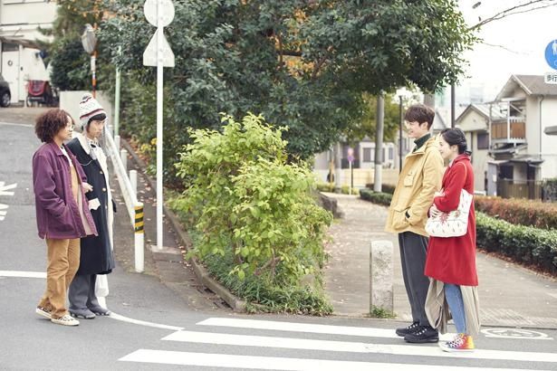 さつきと等、等の弟・柊とその恋人ゆみこ。意気投合した4人は時間を共有するように(『ムーンライト・シャドウ』)