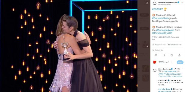 【写真を見る】フランスとスペインの2大女優が、映画祭で熱い抱擁！美しき共演に絶賛の声