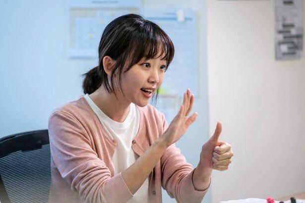 ギョンミ役のチン・ギジュは、撮影前に手話の学校に2か月通ったという(『殺人鬼から逃げる夜』)