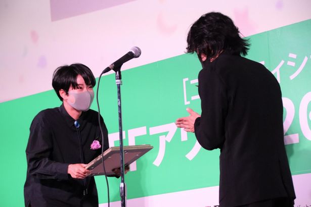 感激の面持ちでステージに上がった東盛監督