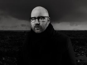 実験的な音楽性で数多くの名作を手がけた音楽家、ヨハン・ヨハンソンの功績を振り返る