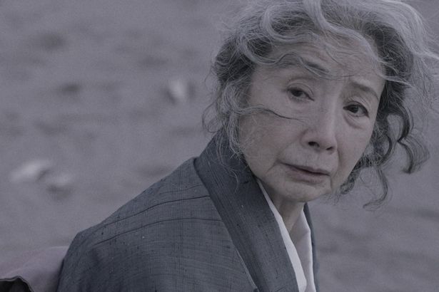 謎めいた青年、歩に“ある仕事”を持ちかけられる冬海(富司純子)