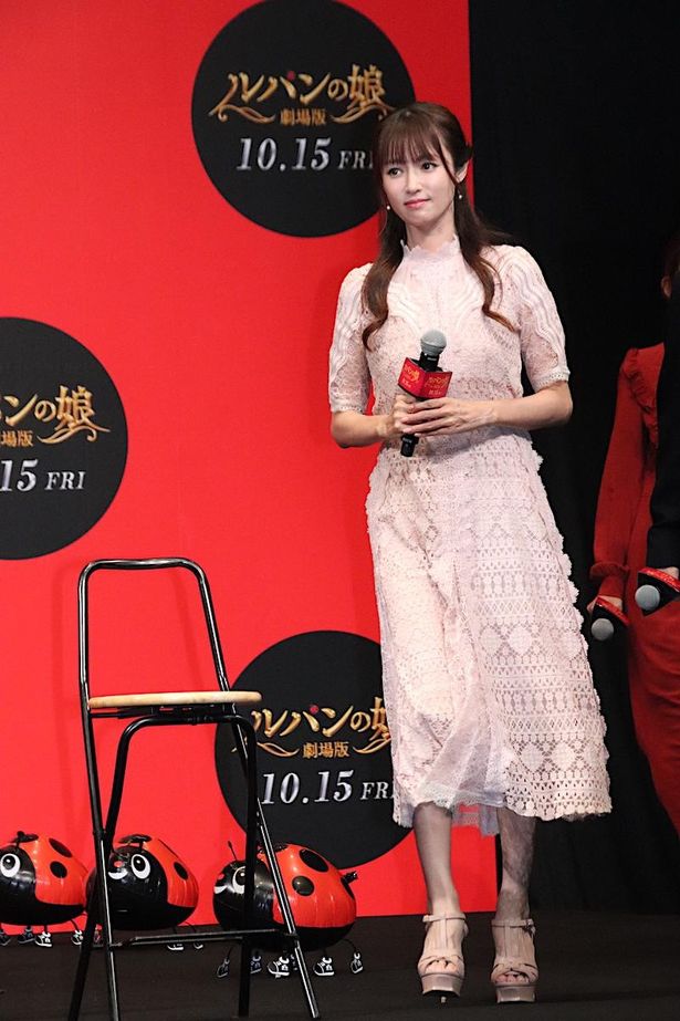 【写真を見る】レースの美しい、ピンクのワンピースで登場した深田恭子