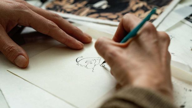 「ムーミン」のイラストを描くシーンも(『TOVE／トーベ』)