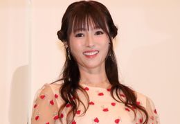 大きな拍手に迎えられ、笑顔で会場を見渡した深田恭子