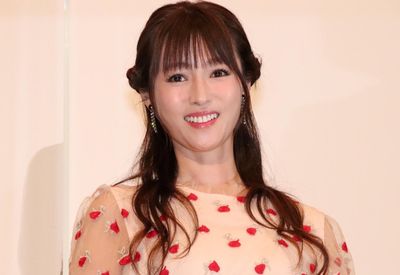 大きな拍手に迎えられ、笑顔で会場を見渡した深田恭子