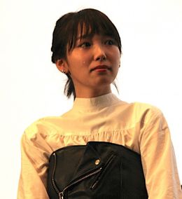 飯豊まりえ、『暗黒女子』初日に涙！