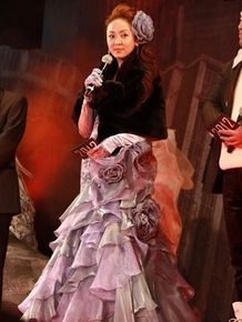 自らデザインした「Scena D'uno」のゴージャスなドレスで登壇した神田うの