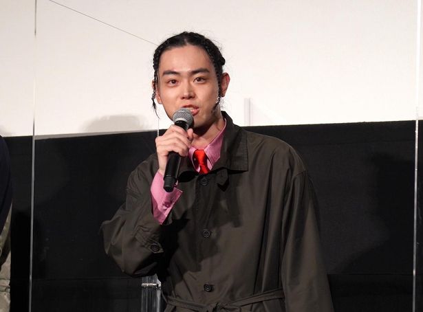 個性的なヘアスタイルで登壇した菅田将暉