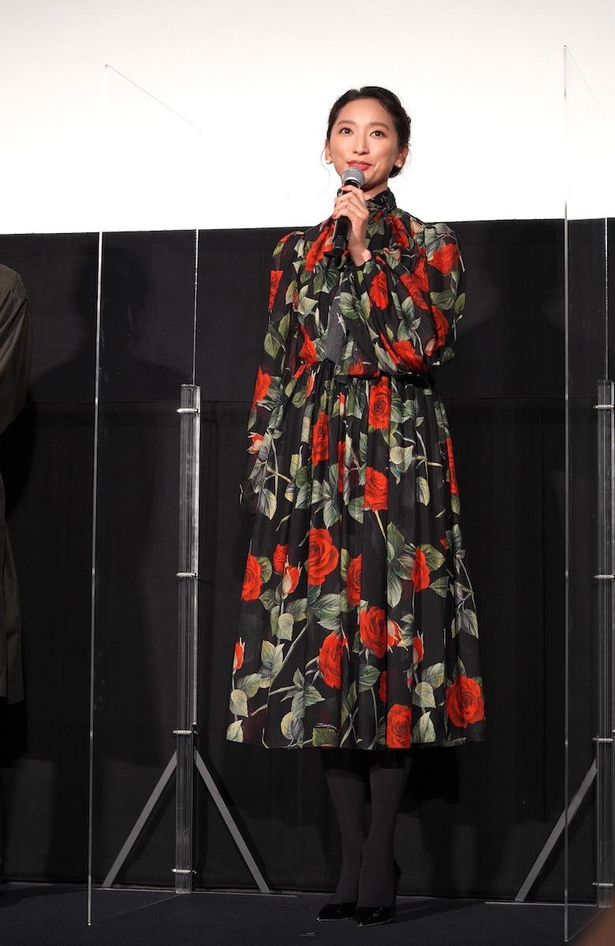 秋らしいワンピースで登場した杏