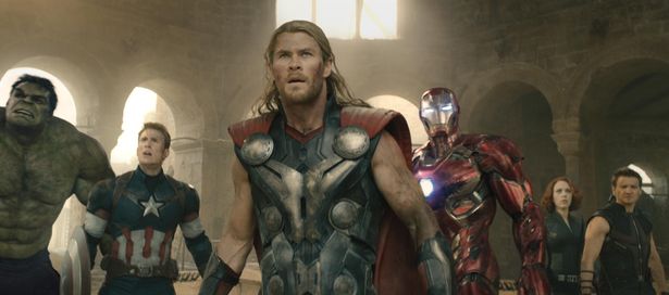 アベンジャーズは力を合わせ、人工知能ウルトロンとの戦いに挑む(『アベンジャーズ／エイジ・オブ・ウルトロン』)