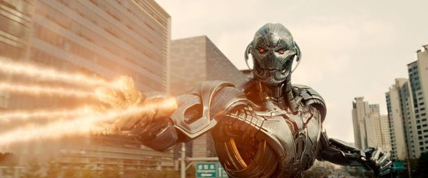 地球を救うには人類を滅ぼさなければならないと主張するウルトロン(『アベンジャーズ／エイジ・オブ・ウルトロン』)