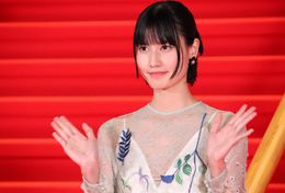 橋本愛、イザベル・ユペールらが華やかな装いでレッドカーペットに登場！