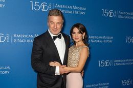 アレック・ボールドウィンの26歳年下妻が、ハロウィンの様子をSNSに投稿