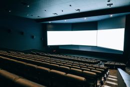 ピカデリー1は、より没入的な臨場感を生む可動式3面スクリーンを採用