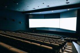 ピカデリー1は、より没入的な臨場感を生む可動式3面スクリーンを採用