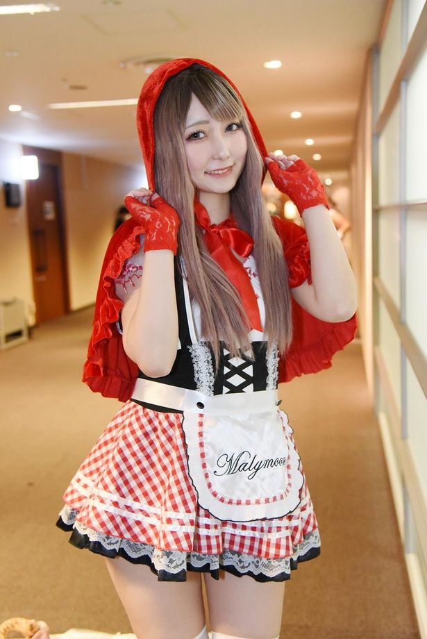 オリジナル衣装(赤ずきん)で池袋ハロウィンに参加した希林まおはさん