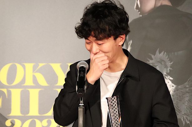 【写真を見る】観客賞を受賞した松居大悟監督は涙！