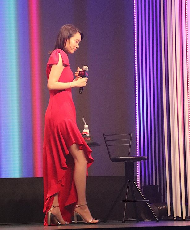 飯豊まりえ、真っ赤なドレスのスリットから美脚を披露