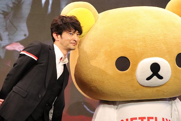【写真を見る】津田健次郎、リラックマとのふれあいも！
