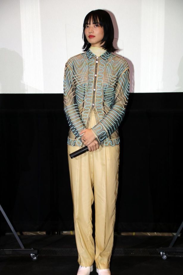 【写真を見る】林遣都が「どこかの星の王女」と表現した小松菜奈の全身ファッション