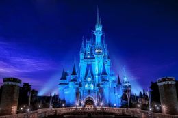 「ディズニープラス」2周年にあわせて世界中のディズニーランドが幻想的なブルーに染まる！