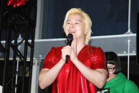 「マーベル展 時代が創造したヒーローの世界」のオープニングセレモニーに登場したメイプル超合金のカズレーザー