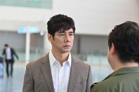 謎の弁護士の南雲役を演じる西島秀俊、新たな場面写真が解禁！